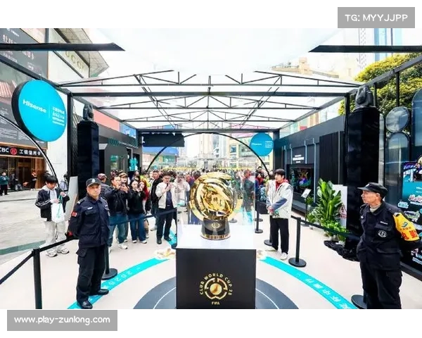 世俱杯奖杯首次亮相中国 重庆解放碑中心精彩展示引发热烈关注 世俱杯奖杯首次亮相中国 重庆解放碑中心精彩展示引发热烈关注